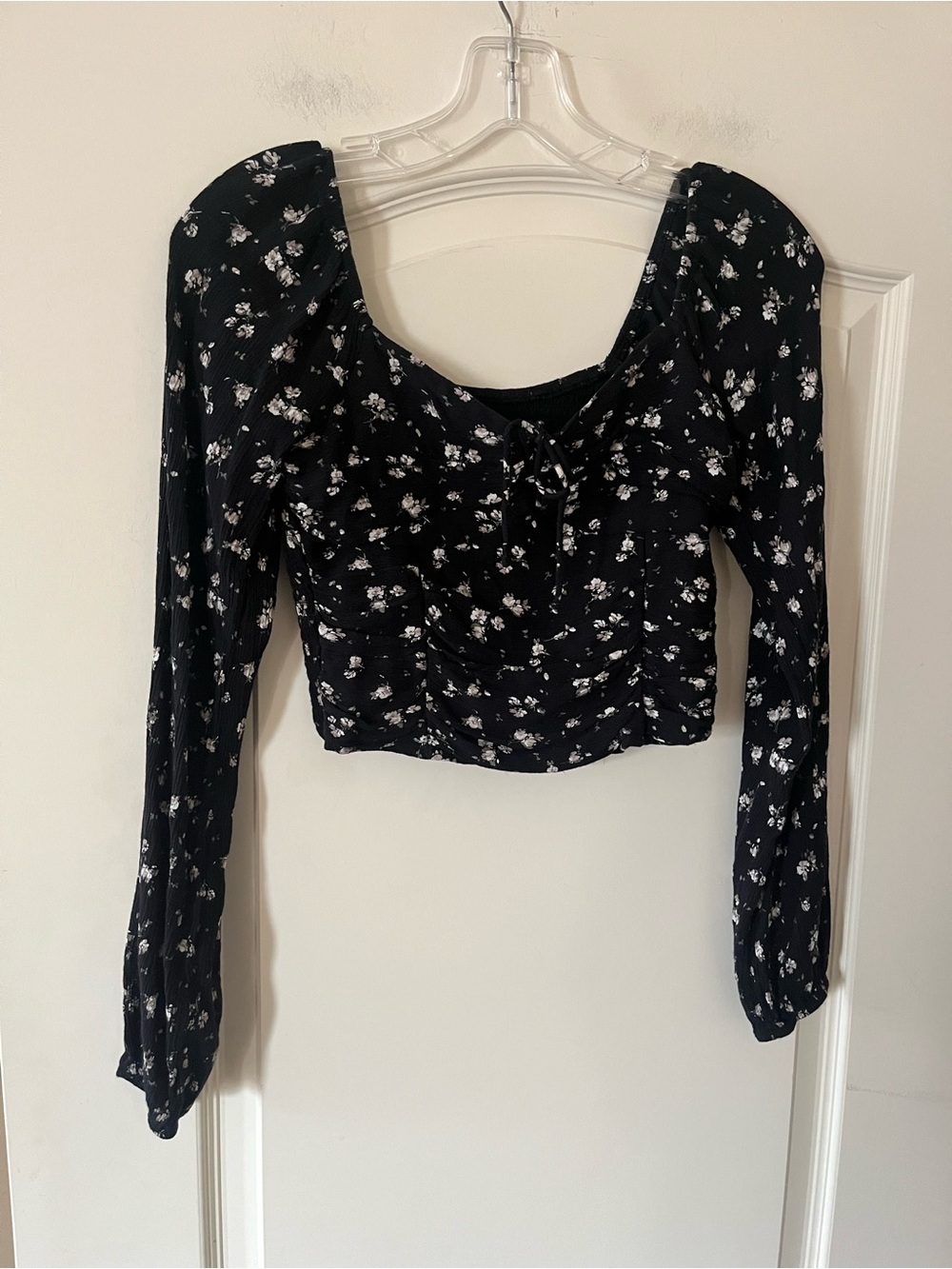 Hollister Black Floral Long Sleeve Cropped Top Size Small Juniors